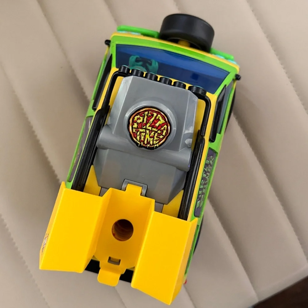 Ninja Turtles Toy Van with Pizza Top (as is) needs batteries remote pizza